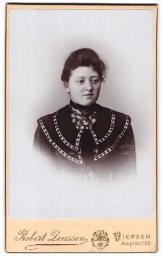 Fotografie Robert Deussen, Viersen, Portrait junge Dame im zeitgenössischen Kleid