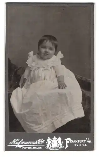 Fotografie Hofmann & Co., Frankfurt a / M., Portrait niedliches Kleinkind im langen weissen Kleid
