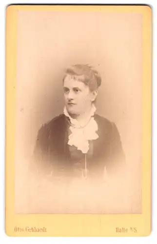 Fotografie Otto Gebhardt, Halle a / S., Portrait junge Dame mit hochgestecktem Haar