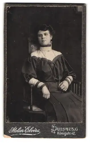 Fotografie Atelir Elvira, Duisburg, Portrait bürgerliche Dame mit Halskette auf Stuhl sitzend