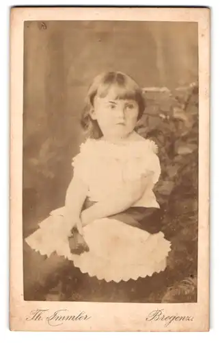 Fotografie Th. Immler, Bregenz, Portrait kleines Mädchen im weissen Kleid mit Fächer