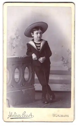 Fotografie Atelier Gast, Würzburg, Portrait kleiner Junge im Matrosenanzug mit Hut und Stock