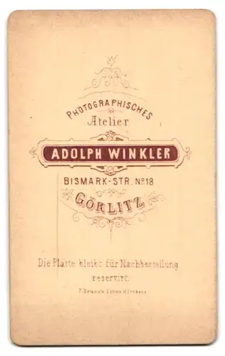 Fotografie A. Winkler, Görlitz, Portrait hübsch gekleidetes Mädchen an Tisch gelehnt