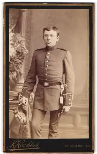 Fotografie M. Hirschbeck, Landsberg a / Lech, Portrait Soldat in Uniform mit Zigarre