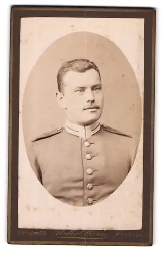 Fotografie Adalbert Werner, München, Brustportrait Soldat in Uniform