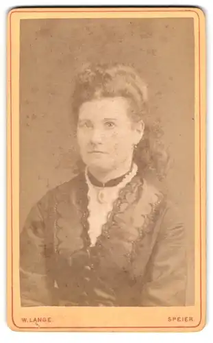 Fotografie W. Lange, Speier, Portrait bürgerliche Dame mit Amulett