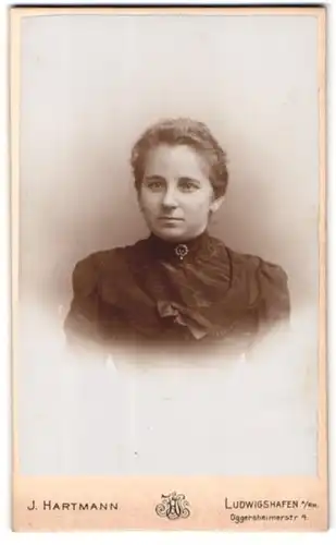 Fotografie J. Hartmann, Ludwigshafen a / Rh., Portrait junge Dame mit zurückgebundenem Haar