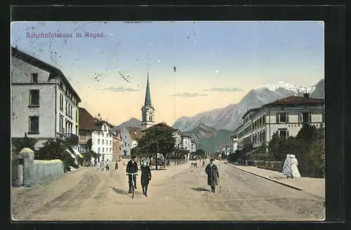 AK Ragaz, Bahnhofstrasse mit Blick gegen die Kirche, Radfahrer und Fussgänger