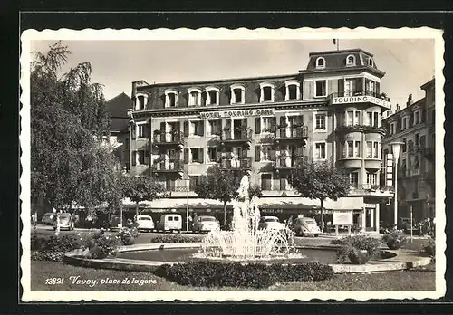 AK Vevey, Hotel Touring Gare mit Wasserbrunnen