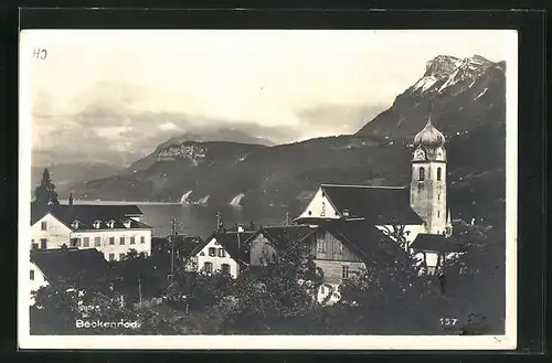 AK Beckenried, Blick auf Kirche mit Gipfel im Hintergrund