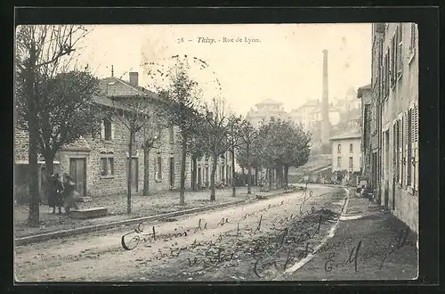 AK Thizy, Rue de Lyon, Strassenpartie