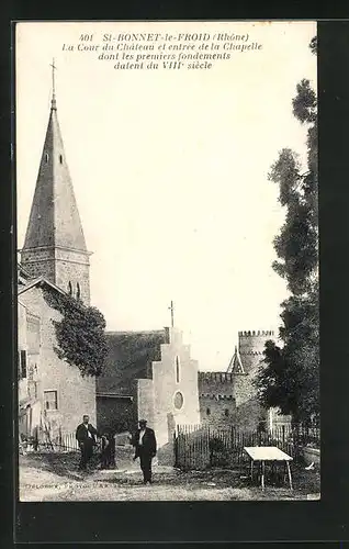 AK St-Bonnet-le-Froid, Le Cour du Chateau et entée de la Chapelle