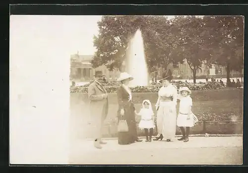 AK Berlin, Am Pariser Platz mit Familie, Im Hintergund Brunnen 1910