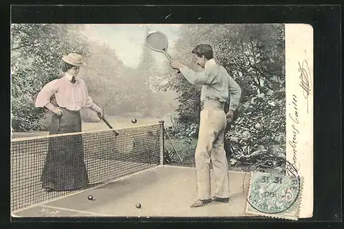 AK Mann und Frau auf dem Sportplatz beim Tennisspiel