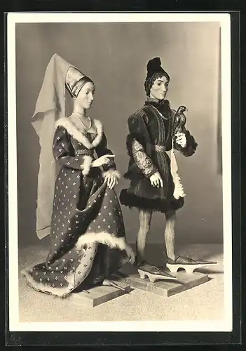 AK Puppen, festlich gekleidetes Paar mit Vogel auf dem Arm