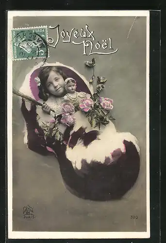 AK hübsches Mädchen mit Puppe in einem Weihnachtsschuh