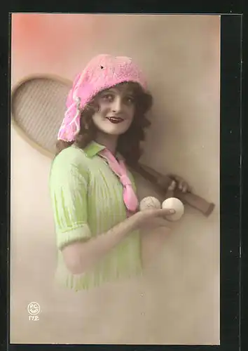 AK hübsches Fräulein mit Tennisschläger und Bällen