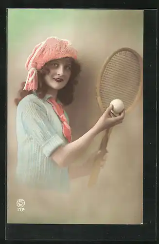AK hübsches Fräulein mit Tennisschläger und Ball