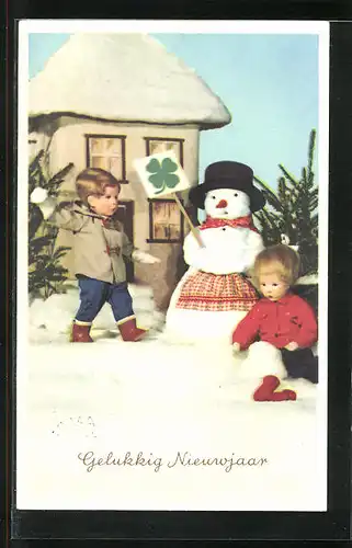 AK Käthe Kruse-Puppe, Puppen mit Schneemann und Kleeblatt