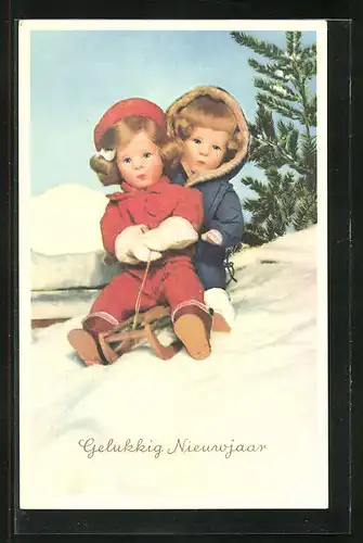 AK Käthe Kruse-Puppe, Mädchen und Junge auf einem Schlitten