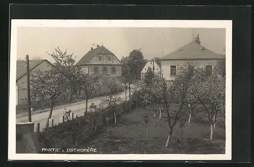 AK Ostromer, Strassenpartie am Ortseingang