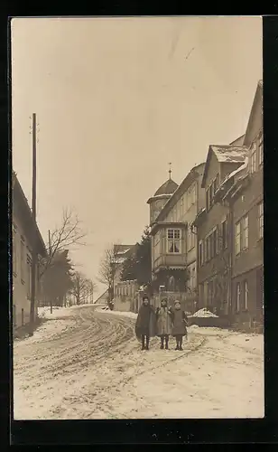 AK Langewiese, Strassenpartie im Winter, Drei Kinder posieren vor den Wohnhäusern