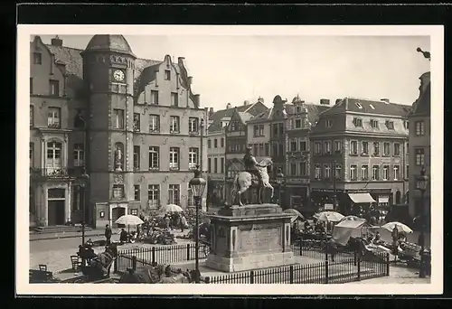 AK Düsseldorf, Marktplatz mit Rathaus und Denkmal des Kurfürsten Johann Wilhelm