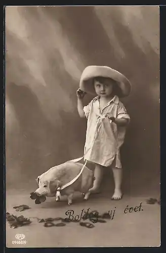 AK Mädchen mit Schwein welches ein Kleeblatt frisst