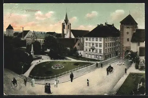 AK Villingen /Schwarzwald, Strassenpartie mit Passanten und Stadttor