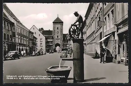 AK Villingen /Schwarzwald, Der Radmacherbrunnen in der Rietstrasse