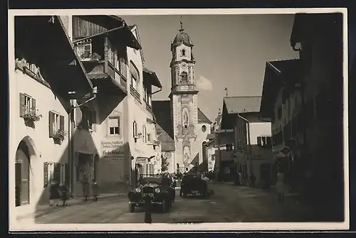 AK Bad Tölz, Strassenpartie mit Blick zur Kirche