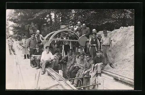 AK Arbeiter sitzen auf einem Schacht beim Strassenbau