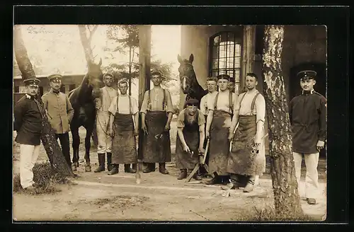 AK Hufschmiede und Soldaten in Uniform mit Pferd