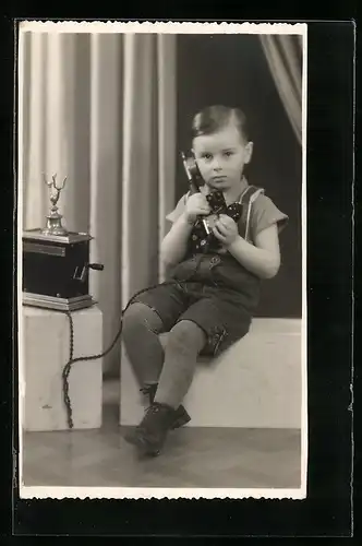 AK Junger Bursche am Telefonhörer