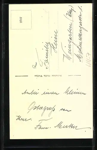 AK Mädchen wiegt seine Puppe im Arm