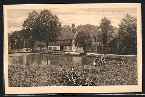 AK Bernsdorf, Dorfpartie mit Kindern am Teich