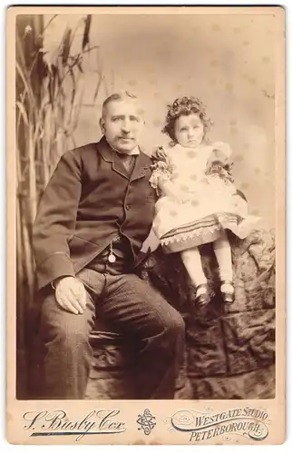 Fotografie S. Busby Cox, Peterborough, englischer Vater mit seiner Tochter, Locken wie eine Puppe
