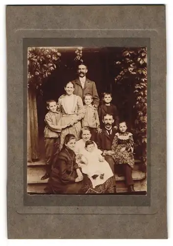 Fotografie unbekannter Fotograf und Ort, Eltern mit Onkel und ihren sechs Kindern, Mutterglück