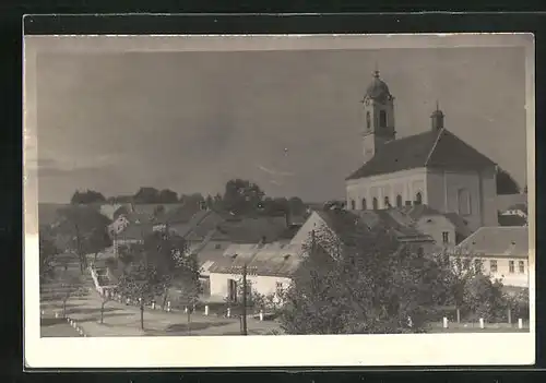 AK Opatov, Ortspartie an der Kirche