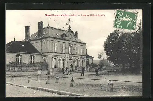 AK Neuville-sur-Seine, Place de l`Hotel de Ville