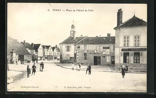 AK Piney, Place de l`Hotel de Ville