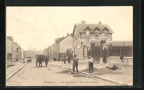 AK Romilly, Rue Gambetta et et Nouvelles Ecoles