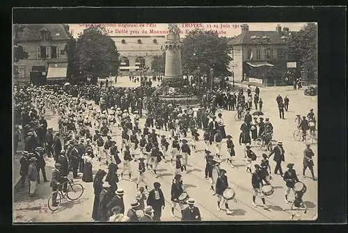 AK Troyes, Grand Concours Régional de l`Est 1912, Le Défilé près du Monument des Enfants de l`Aube