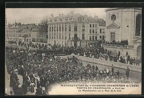 AK Troyes-en-Champagne, Manifestation des Vignerons Champenois de l`Aube 1911, La Manifestation sur le Pont de la Cité