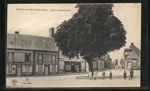 AK Brinon-sur-Sauldre, Place du Marronnier