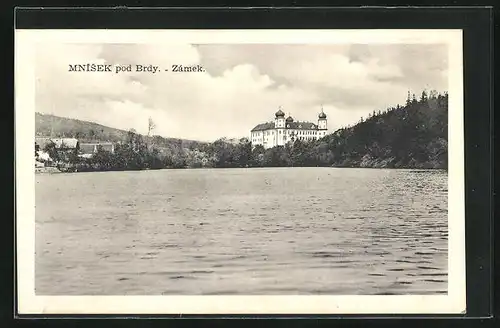 AK Mnisek pod Brdy, Blick vom See auf das Schloss