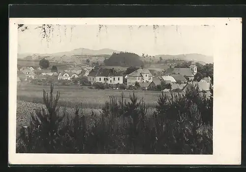 AK Hrímezdice, Ortsansicht mit Bergen im Hintergrund