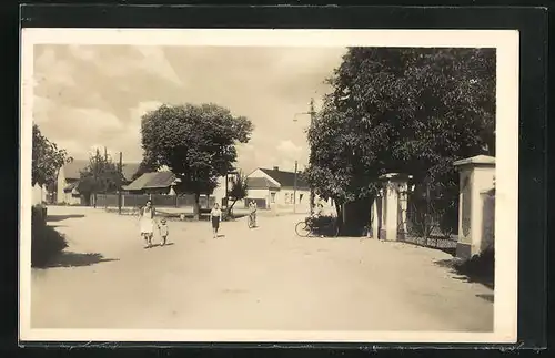 AK Vanovice, Strassenpartie mit Familie