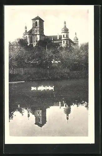 AK Kostelec n. C. Lesy, Kirche vom Ufer aus gesehen