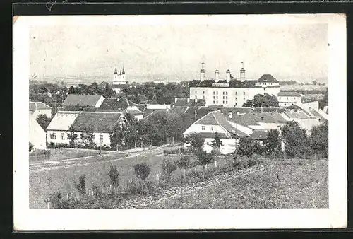 AK Rajhrad, Ortspartie mit Rathaus